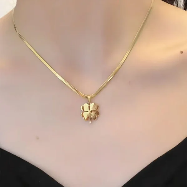 Clover leaf necklace