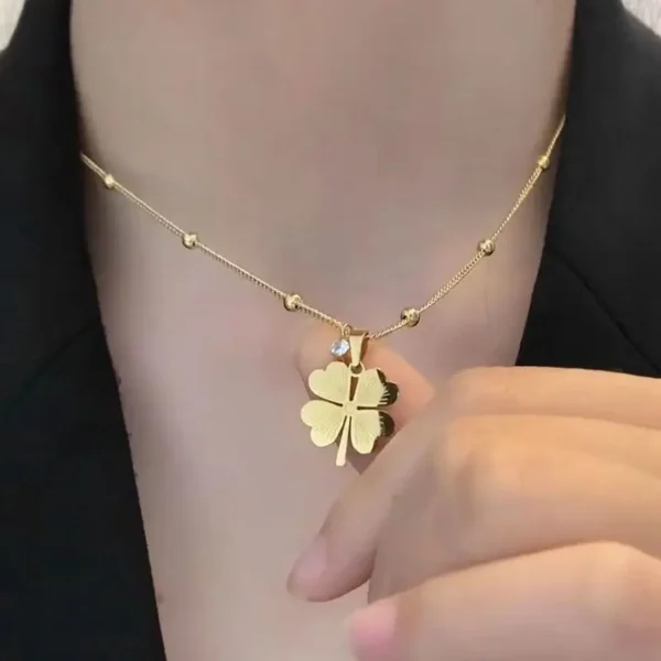 Clover leaf necklace